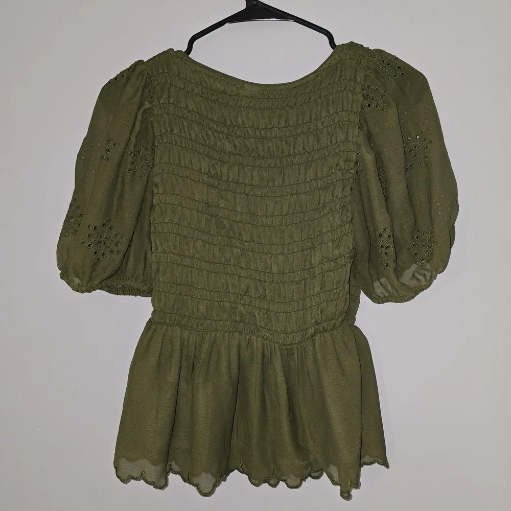 🌟 Old Navy Fitted Puff-Sleeve Smocked Chiffon Top - Picture 7 of 7